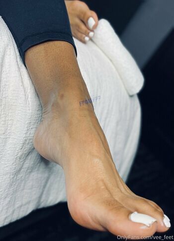 vee_feet